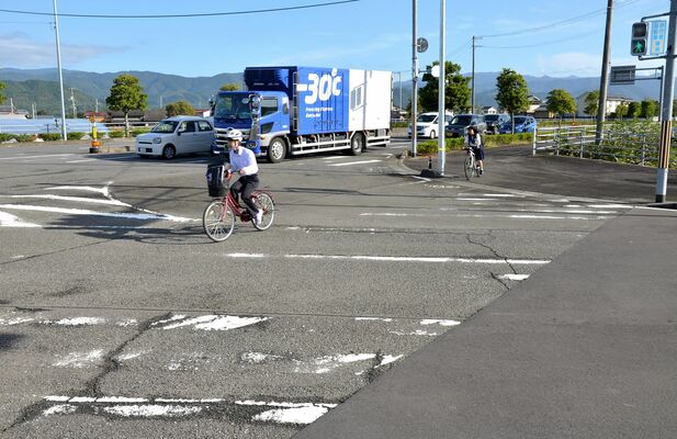 白線が薄くなった横断歩道＝高知県南国市小籠