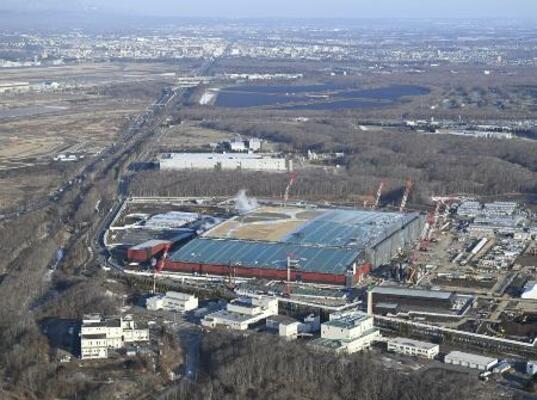 　次世代半導体の国産化を目指すラピダスの工場（手前）。左奥は北海道千歳市の市街地