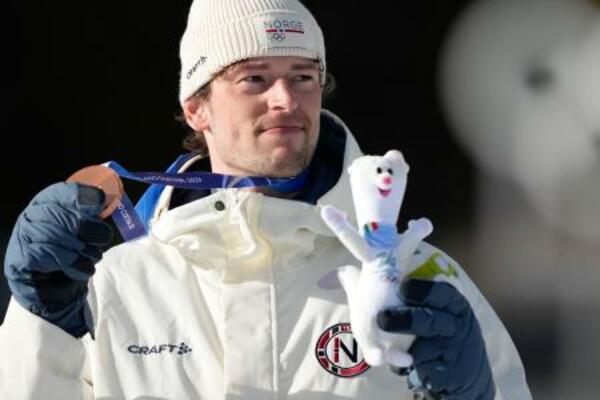 バイアスロン男子10キロスプリントで2個目の銅メダルを獲得したストゥルラホルム・レグライ=13日(AP=共同)