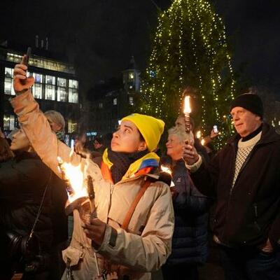 マリア・コリナ・マチャド氏のノーベル平和賞受賞を祝うパレードに参加する人たち=10日、オスロ(共同)