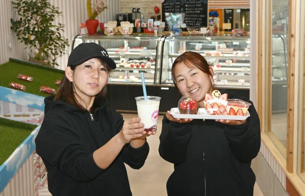 店内で商品を持つ鶴見ちひろ店長（左）と娘の星空さん