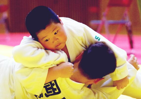 ３年重量　保木（西部）－岡田（西部）決勝　保木が横四方固めで一本勝ち