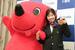 ミラノ・コルティナ冬季五輪の銅メダルを掲げ、千葉県の公式キャラクター「チーバくん」と写真に納まる中井亜美選手=19日午前、千葉県庁