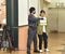 客役を人質にして脅す犯人役