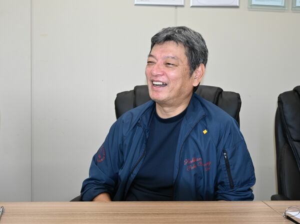 海外の新たなプロモーションの取り組みなどを語る鈴木社長＝栃木市