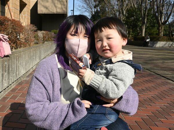 紫色の装いで子どもと一緒に参加したしるこさんのファン