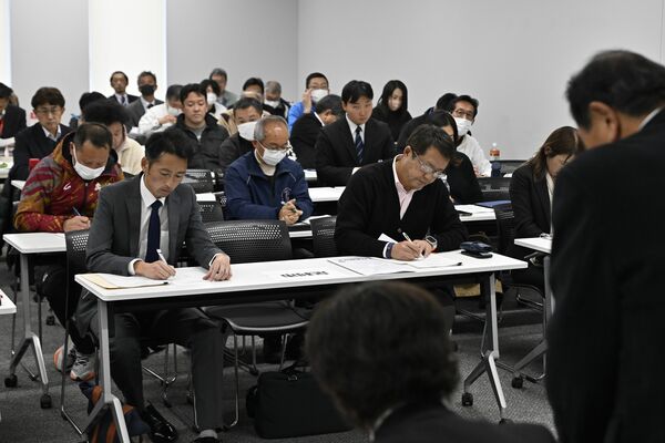 出場29チームの代表者らが出席した監督会議＝カンセキスタジアムとちぎ