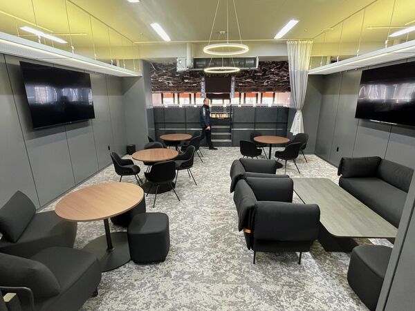 ３階に設けられた「スイート」の一つ。奥にアリーナを一望できるシートもある