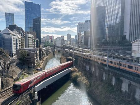 　聖橋からの眺め。手前から東京メトロ丸ノ内線、ＪＲ中央線、ＪＲ総武線＝東京都内