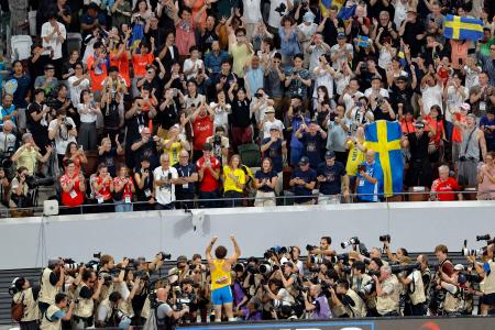 　陸上の世界選手権東京大会でスタンドを埋める大勢の観客＝１５日夜、東京・国立競技場