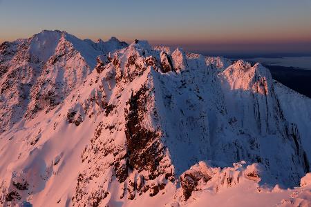 　11月４日の奥穂高と滝谷。初冬のよく冷えた朝は空気も澄み、朝日が差し込むと、山々が一斉に赤く染まる「モルゲンロート」が見られます。