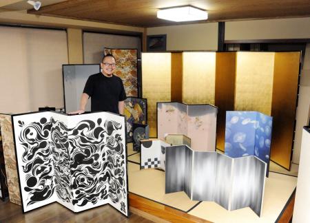 現代アートとの「コラボレーション屏風」(左手前)などを紹介する片岡孝斗さん=東京都墨田区