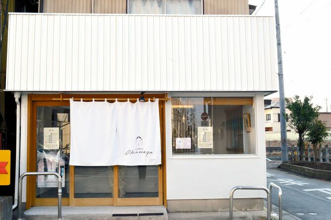 店は足利市立美術館の南側の通り、白いのれんが目印