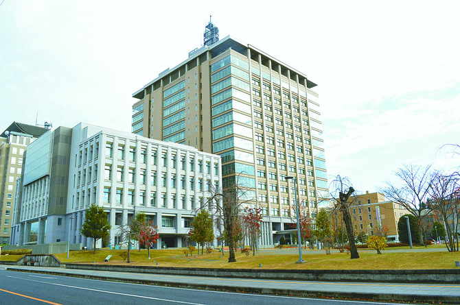議会議事堂(手前)と県庁本館