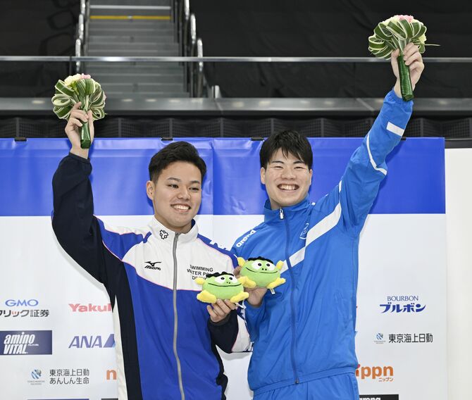 男子シンクロ３メートル板飛び込みで優勝した須山（右）、伊熊組＝東京アクアティクスセンター、森田大地撮影