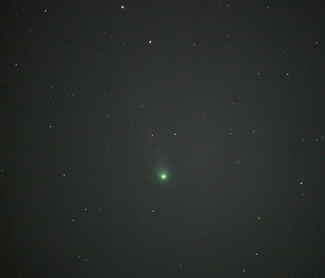 夜空に輝くレモン彗星=10日午前4時6分、宇都宮市西原2丁目(赤道儀を使用し5分間露光、片寄さん撮影)
