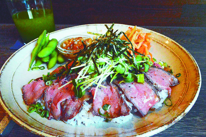 人気のローストビーフ。わさび醤油ソースのさっぱり感とお肉の甘さが絶妙