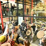 鹿沼・銀座通りにぎわい創出へ初イベント　彫刻屋台前、和楽器集団がライブ…