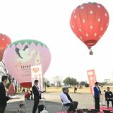 コウノトリやイチゴデザインのミニバルーンお披露目　栃木・渡良瀬遊水地「恋人の聖地」にちなんで