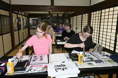 【夕刊】ドイツの学生が書道体験