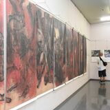 核兵器ない平和な世界へ　栃木で企画展　鈴木賢二の版画絵巻など、戦争テーマの作品並ぶ