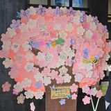 卒業祝う「桜」満開　日光・下今市駅にメッセージツリー