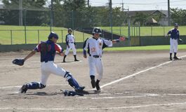 まだまだ現役、爽快な汗　３県１１チームはつらつと　大田原で古希・還暦野球