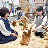 真岡木綿工房で織姫養成講座３年ぶりに開講　２人が新たに仲間入り　器具から伝わる伝統の重み