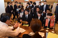 売り手市場に企業躍起 県内、就活ヤマ場　働きやすさアピール