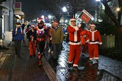 サンタ姿で地域活性化