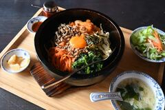 【推しの逸品】あっさり塩味、好みで味変　石焼ビビンバランチ　定番中華と石焼ビビンバ かえで（下野）