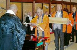 金剛峯寺に特大ゴボウ奉納