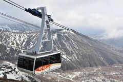 那須ロープウェイ運行開始　残雪の那須岳満喫