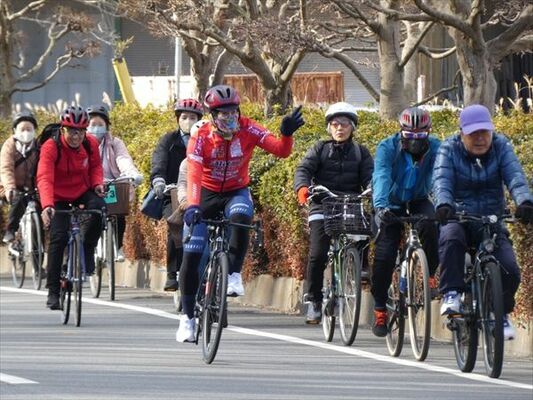 谷選手（中央）と共に自転車を走らせる参加者