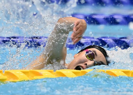 少年女子Ｂ100メートル自由形決勝　８位入賞した鈴木＝日環アリーナ栃木屋内水泳場