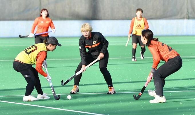 リーグ開幕を控え、実戦練習に励むＧＳＫの選手たち＝今市青少年スポーツセンター人工芝競技場