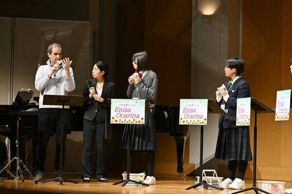 中学生にオカリナを指導するガリアーニさん（左）