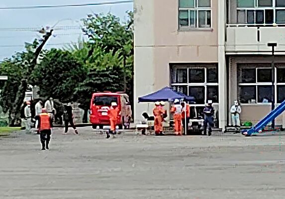 横川東小学校で行われるドローンによるクマの捜索＝９日午前、宇都宮市下栗町