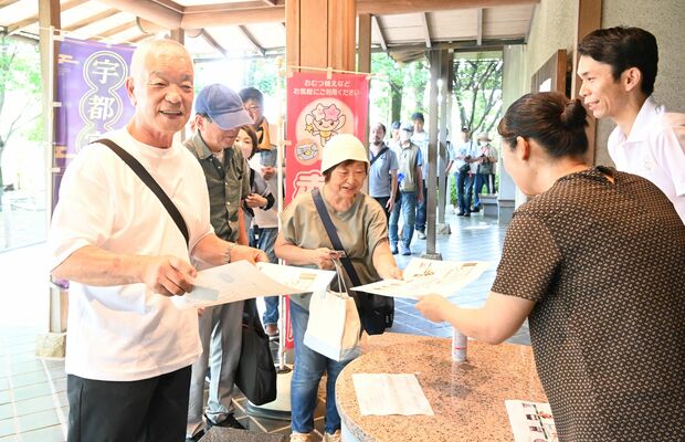 宇都宮城址公園清明館で始まった百人一首デザインのマンホールカードの無料配布