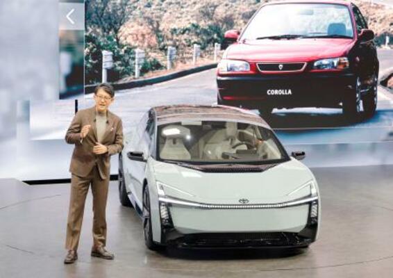 新型カローラのコンセプトカーを発表するトヨタ自動車の佐藤恒治社長=29日午前、東京都江東区の東京ビッグサイト