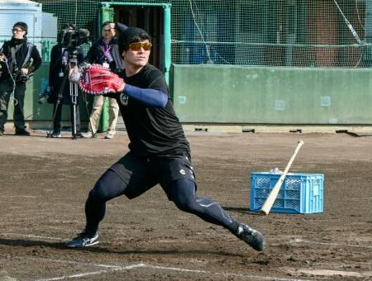　送球練習する阪神・坂本＝福岡県内