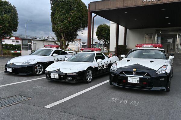右から高速隊のＧＴ－Ｒ、ＮＳＸ、フェアレディＺ