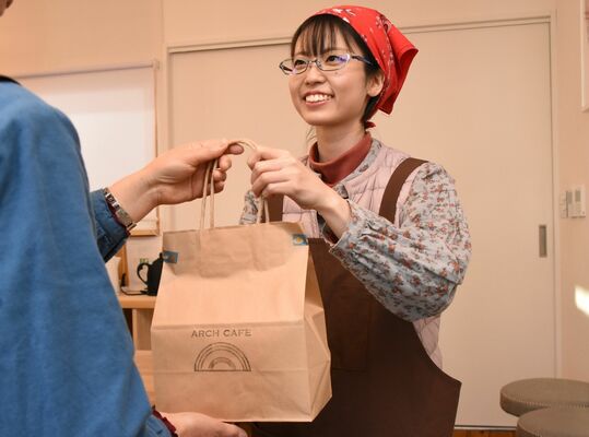 週に数回、就労支援カフェで接客などを担当する倉上さん。子宮頸がんワクチンを巡る訴訟で本人尋問に臨む＝８日午後、足利市八幡町
