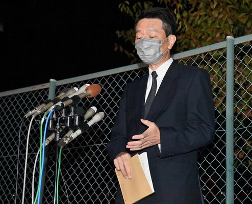 那須雪崩事故の初公判後、報道陣の取材に応じる遺族の奥さん＝25日午後６時30分、宇都宮市小幡１丁目