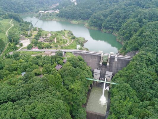 見学会が行われる塩原ダム(県提供)