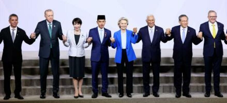 　Ｇ２０サミットで記念写真に納まる高市首相（左から３人目）ら。右から２人目は中国の李強首相＝２２日、南アフリカのヨハネスブルク（代表撮影・共同）