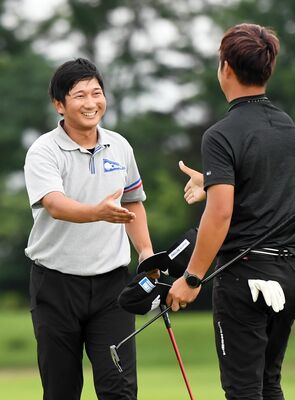 プレーオフ２ホール目で加藤を下し、プロレギュラーの部で初優勝を飾った半田（左）＝県民ゴルフ場