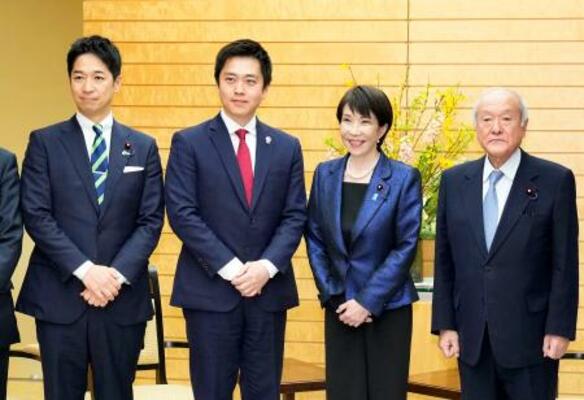 党首会談に臨む高市首相(中央右)と日本維新の会の吉村代表(同左)ら=2月18日、首相官邸