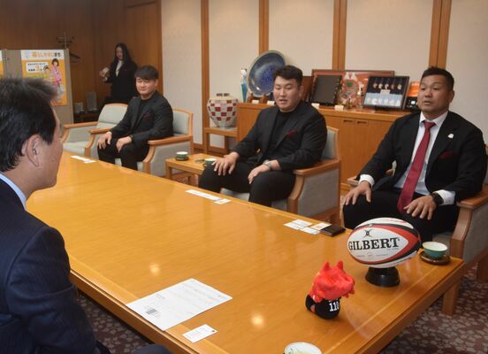 佐藤市長(左)にホストゲームを報告する大橋ゼネラルマネジャー(右端)ら=宇都宮市役所