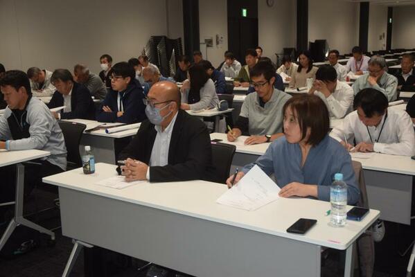 大会要項の説明を聞く各チームの代表者＝日環アリーナ栃木大会議室